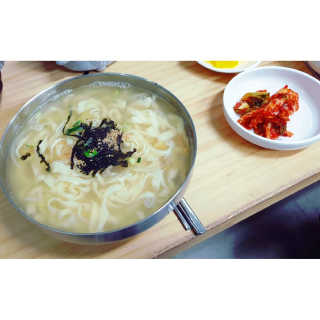 칼국수에끌림 [칼국수에 끌림] 손칼국수+비빔칼국수+왕만두4개 — 5점을 준 리뷰어가 2018년 11월 올린 사용 사진