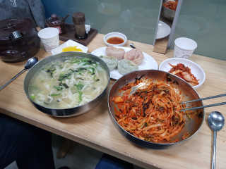 칼국수에끌림 [칼국수에 끌림] 손칼국수+비빔칼국수+왕만두4개 — 4.5점을 준 리뷰어가 2018년 10월 올린 사용 사진