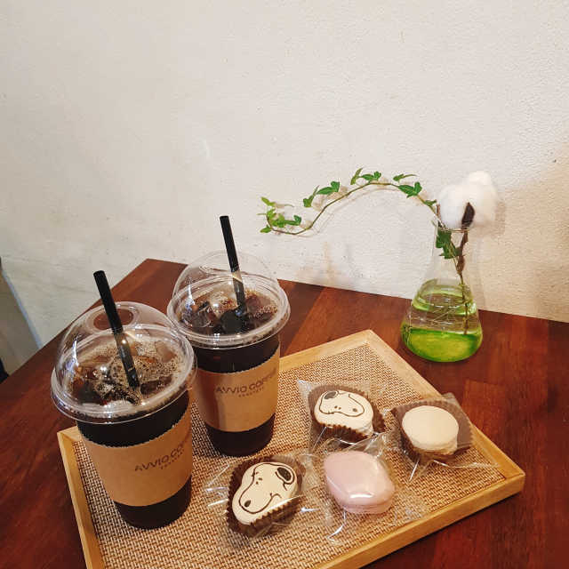 [카페 아비오] 크리스마스 마카롱 3개세트+커피 2잔 리뷰 사진