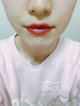 터치인솔 메탈리스트 리퀴드 포일 립스틱 5종 — 4.67점을 준 리뷰어가 2018년 3월 올린 사용 사진