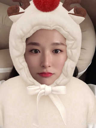 릴리바이레드 쥬시라이어 워터틴트 02 체리 크러쉬인 척 — 3점을 준 리뷰어가 2020년 4월 올린 사용 사진