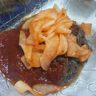 유천냉면 유천 비빔냉면 2인분+메밀지짐만두 280g — 5점을 준 리뷰어가 2018년 6월 올린 사용 사진
