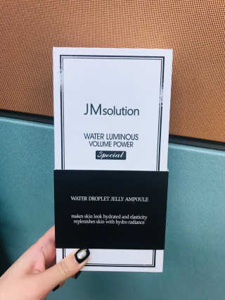 JM솔루션 물광 볼륨 파워 스페셜 — 4점을 준 리뷰어가 2018년 12월 올린 사용 사진
