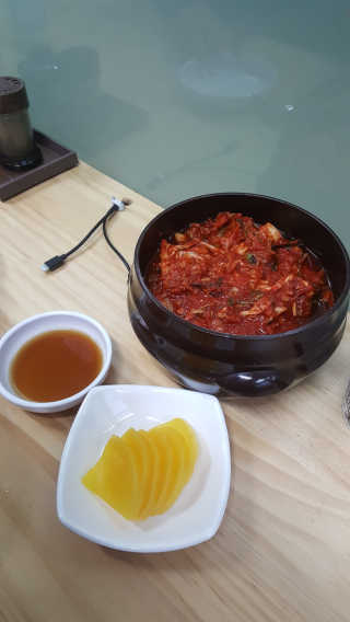 칼국수에끌림 [칼국수에 끌림] 손칼국수+비빔칼국수+왕만두4개 — 5점을 준 리뷰어가 2018년 10월 올린 사용 사진