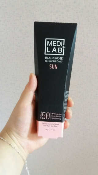 데이셀코스메틱 메디 랩 블랙로즈 블로썸 데일리 선 60g — 4.67점을 준 리뷰어가 2017년 6월 올린 사용 사진
