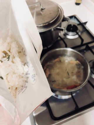 [풀무원] 사골곰탕국밥 황태해장국밥 — 4.33점을 준 리뷰어가 2018년 6월 올린 사용 사진