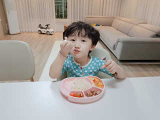 유비맘 캐릭터 실리콘 흡착 식판_색상 랜덤발송 — 5점을 준 리뷰어가 2020년 3월 올린 사용 사진