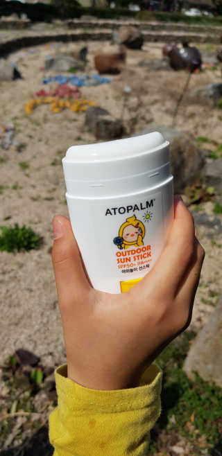 아토팜 야외놀이 선스틱 SPF50+ PA++++ — 5점을 준 리뷰어가 2020년 3월 올린 사용 사진