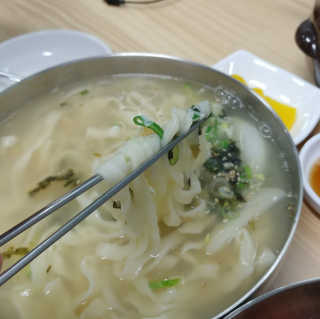 칼국수에끌림 [칼국수에 끌림] 손칼국수+비빔칼국수+왕만두4개 — 5점을 준 리뷰어가 2018년 9월 올린 사용 사진