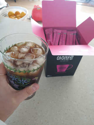 한국맥널티 아이브루 헤이즐넛향 100T — 5점을 준 리뷰어가 2019년 10월 올린 사용 사진
