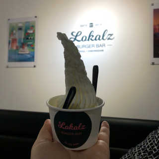 LOKALZ 스파이시버거,치즈버거,감자튀김,치킨윙 — 4.5점을 준 리뷰어가 2018년 10월 올린 사용 사진