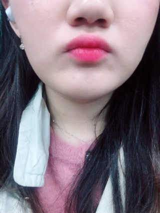터치인솔 프리티필터 쉬폰 벨벳 립틴트 비비드팝 컬렉션 — 4점을 준 리뷰어가 2019년 3월 올린 사용 사진
