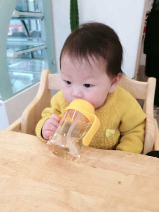 유비맘 샘방지 PPSU 빨대컵_컬러 랜덤 발송 — 5점을 준 리뷰어가 2020년 2월 올린 사용 사진