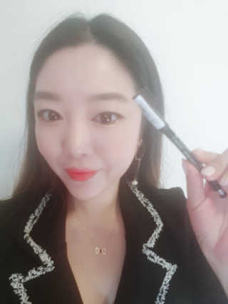림멜 프로페셔널 아이브로우 펜슬 1+1 — 5점을 준 리뷰어가 2019년 11월 올린 사용 사진