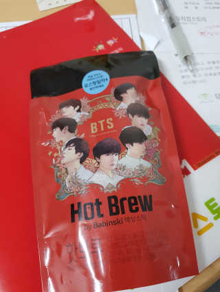 한국야쿠르트 콜드브루, 핫브루 BTS 일러스트 — 5점을 준 리뷰어가 2018년 11월 올린 사용 사진