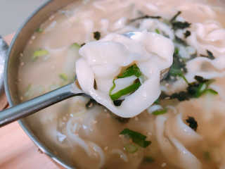 칼국수에끌림 [칼국수에 끌림] 손칼국수+비빔칼국수+왕만두4개 — 5점을 준 리뷰어가 2018년 9월 올린 사용 사진