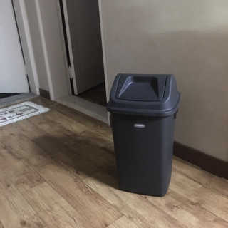 창신리빙 프랑코 퍼블릭 스윙 휴지통 10L, 25L, 35L — 4점을 준 리뷰어가 2019년 8월 올린 사용 사진