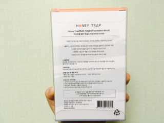Honey Trap 멀티앵글드파운데이션 브러쉬+매직 퍼프,브러쉬클렌저 — 3.75점을 준 리뷰어가 2017년 10월 올린 사용 사진