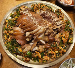 [동네맛집족발] 4개 족발 중 택1 — 5점을 준 리뷰어가 2019년 12월 올린 사용 사진