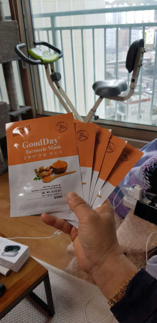 GoodDay Skincare GoodDay 강황 마스크 — 5점을 준 리뷰어가 2020년 1월 올린 사용 사진