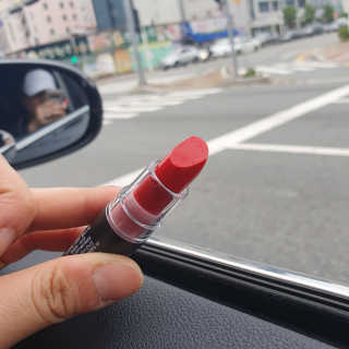 지고트 로맨틱 키스 립스틱 — 5점을 준 리뷰어가 2019년 6월 올린 사용 사진