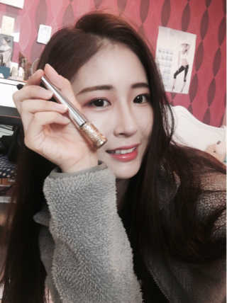 딜라잇18 홀리몰리 글리터라이너 — 4.5점을 준 리뷰어가 2016년 10월 올린 사용 사진