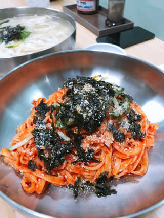 칼국수에끌림 [칼국수에 끌림] 손칼국수+비빔칼국수+왕만두4개 — 4.67점을 준 리뷰어가 2018년 10월 올린 사용 사진