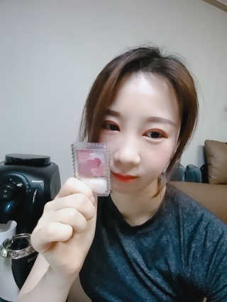 캔메이크 글로우 플로어 치크 09호 버건디플라워 — 5점을 준 리뷰어가 2019년 2월 올린 사용 사진
