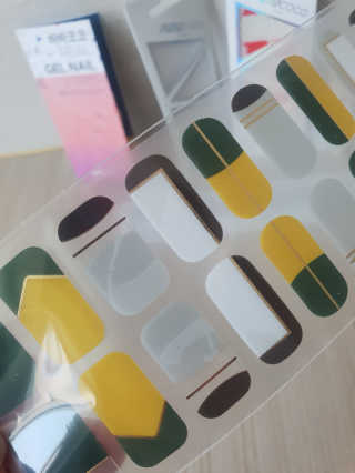 [바바코코]붙이는 젤네일스티커 Best item 7종 랜덤 — 1점을 준 리뷰어가 2019년 5월 올린 사용 사진