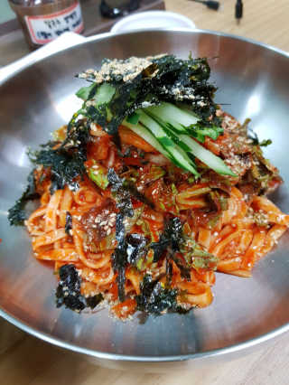 칼국수에끌림 [칼국수에 끌림] 손칼국수+비빔칼국수+왕만두4개 — 5점을 준 리뷰어가 2018년 10월 올린 사용 사진