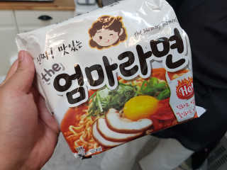 라면 그대로가 제일 맛있는 더엄마라면 — 5점을 준 리뷰어가 2019년 6월 올린 사용 사진