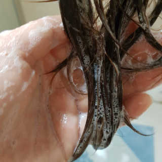 (주)에네스티 믹스베리 단백질 폭탄 샴푸 1000g — 4점을 준 리뷰어가 2019년 10월 올린 사용 사진
