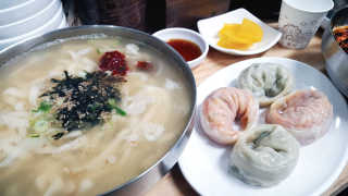 칼국수에끌림 [칼국수에 끌림] 손칼국수+비빔칼국수+왕만두4개 — 4.33점을 준 리뷰어가 2018년 10월 올린 사용 사진