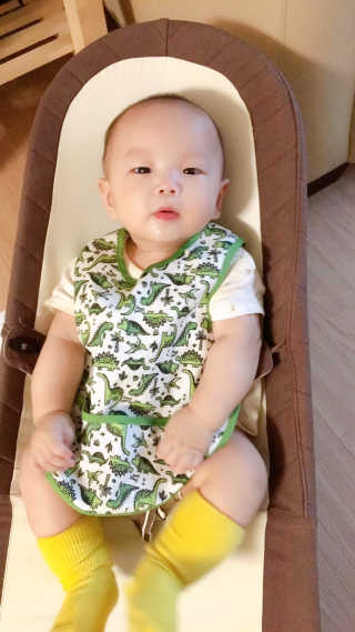 [베이비앤아이] 클린 이유식 방수 턱받이 — 5점을 준 리뷰어가 2019년 7월 올린 사용 사진