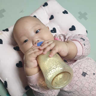 유비맘 PPSU 젖병 노꼭지_260ml_컬러 랜덤 발송 — 5점을 준 리뷰어가 2020년 3월 올린 사용 사진