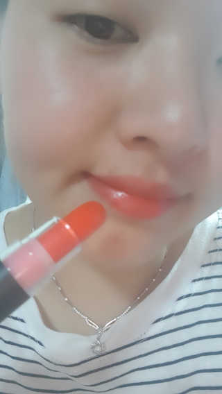 지고트 로맨틱 키스 립스틱 — 5점을 준 리뷰어가 2019년 6월 올린 사용 사진