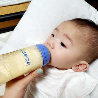 유비맘 PPSU 젖병 노꼭지_260ml_컬러 랜덤 발송 — 5점을 준 리뷰어가 2020년 2월 올린 사용 사진