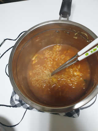 라면 그대로가 제일 맛있는 더엄마라면 — 5점을 준 리뷰어가 2019년 7월 올린 사용 사진