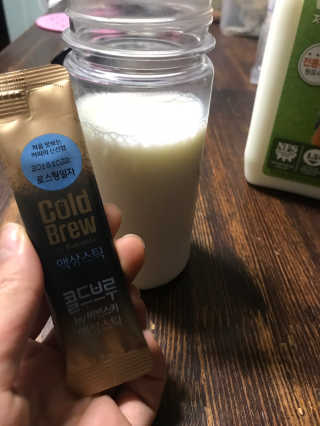 한국야쿠르트 콜드브루, 핫브루 액상스틱 BTS 일러스트 — 4.5점을 준 리뷰어가 2018년 11월 올린 사용 사진