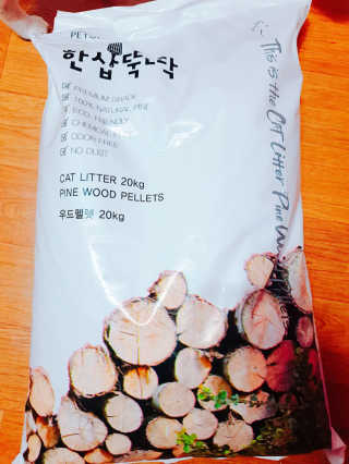 [펫토리아]한삽뚝딱 고양이모래 우드펠렛 흡수형 베딩 — 4점을 준 리뷰어가 2019년 6월 올린 사용 사진