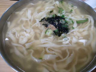 칼국수에끌림 [칼국수에 끌림] 손칼국수+비빔칼국수+왕만두4개 — 4.83점을 준 리뷰어가 2018년 10월 올린 사용 사진