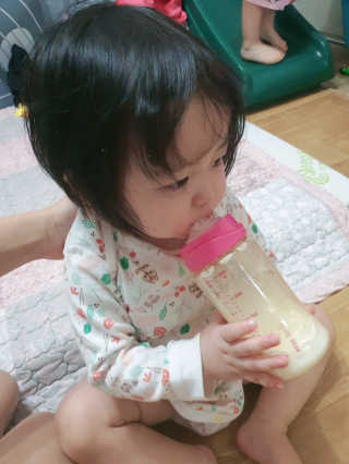 유비맘 PPSU 젖병 노꼭지_260ml_컬러 랜덤 발송 — 5점을 준 리뷰어가 2020년 3월 올린 사용 사진