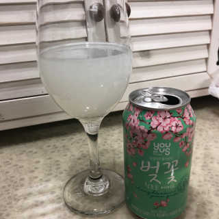 GS25 벚꽃 팝콘 + 벚꽃스파클링 + 벚꽃 청포도 에이드 — 2.83점을 준 리뷰어가 2018년 3월 올린 사용 사진
