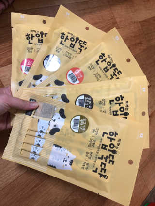 [펫토리아] 강아지,고양이겸용 짜먹는 한입뚝딱 — 5점을 준 리뷰어가 2019년 1월 올린 사용 사진