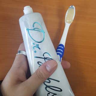 큐어스크립트 닥터폴스 치약 바닐블랙티향 — 3점을 준 리뷰어가 2018년 3월 올린 사용 사진