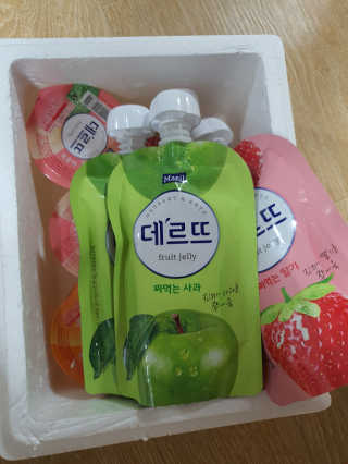 데르뜨 떠먹는 과일 3종, 짜먹는 과일 2종 총 10개 체험 — 4점을 준 리뷰어가 2020년 3월 올린 사용 사진