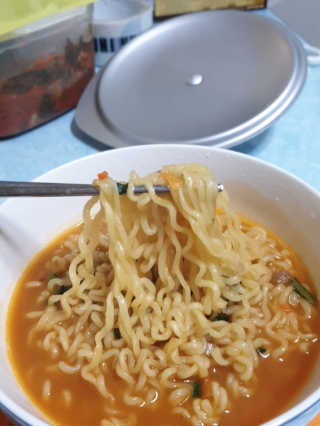 라면 그대로가 제일 맛있는 더엄마라면 — 5점을 준 리뷰어가 2019년 7월 올린 사용 사진