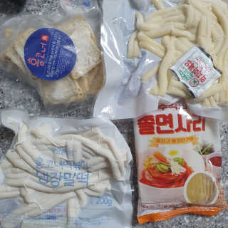 [홍코너떡볶이]옛날떡볶이 인기맛 4팩세트 — 5점을 준 리뷰어가 2019년 12월 올린 사용 사진