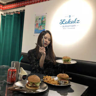 LOKALZ 스파이시버거,치즈버거,감자튀김,치킨윙 — 5점을 준 리뷰어가 2018년 11월 올린 사용 사진