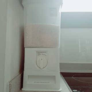 창신리빙 [프랑코 다이얼 계량 쌀통 12kg] 똑똑한 정리 수납 — 3.5점을 준 리뷰어가 2019년 2월 올린 사용 사진